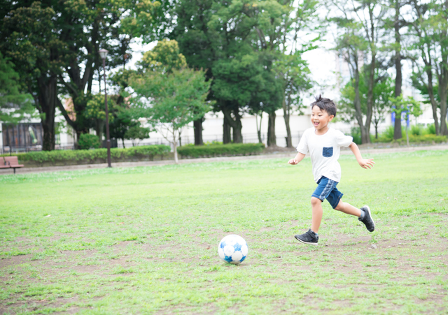 サッカーをする子ども