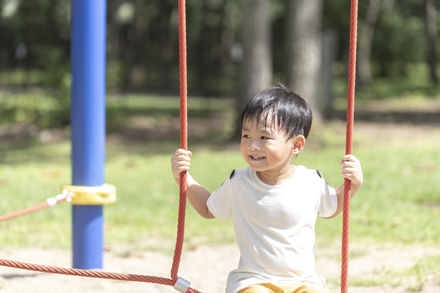 遊具で遊ぶ男の子