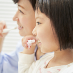 子どもの前歯が茶色い｜落とせる汚れの見分け方を解説【歯科医監修】