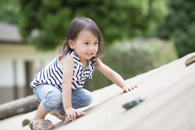 公園で遊ぶ子ども