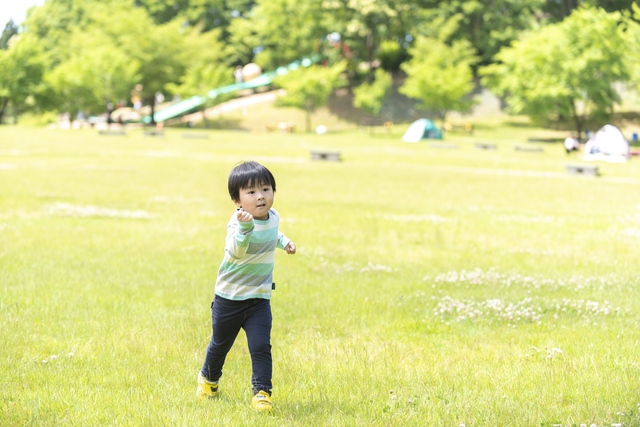 走っている子ども