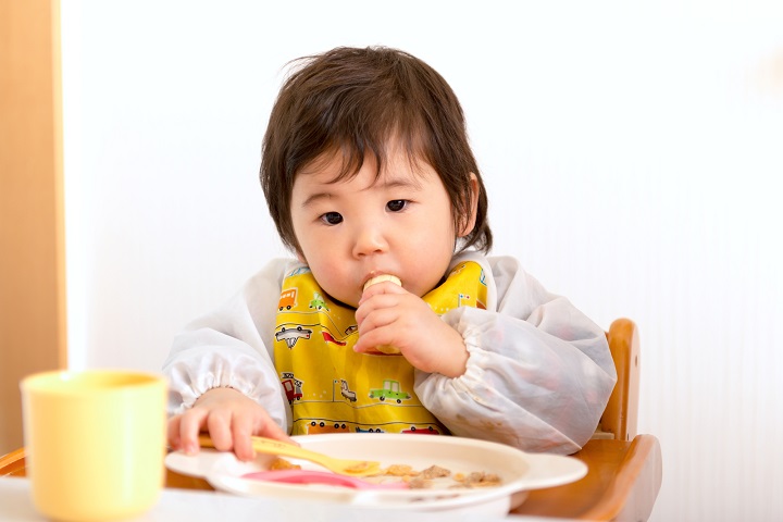 手づかみ食べをしない！投げる！落とす！うまくいかないときの対処法