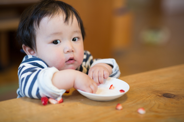 ご飯を食べる赤ちゃん