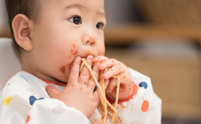 つかみ食べする赤ちゃん