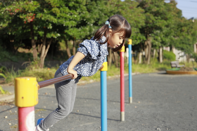 鉄棒をする子ども