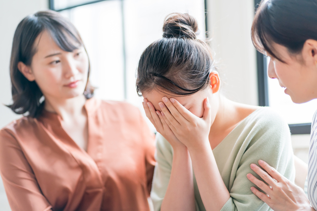 悩みを打ち明ける女性