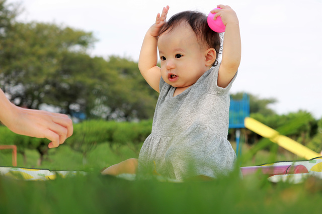 公園で遊ぶ赤ちゃん