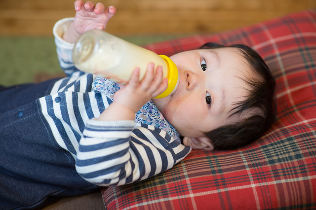 ミルクを飲む赤ちゃん