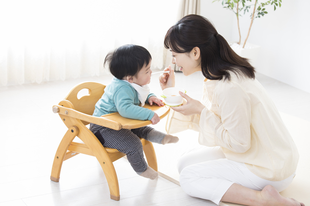 離乳食を食べる赤ちゃん