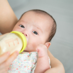 生後1ヶ月のミルクの量・間隔・回数（混合・完ミ）トータル量は？飲み過ぎサインも