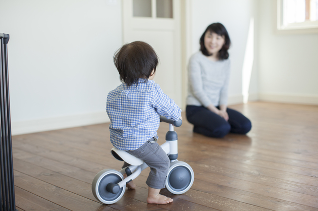 三輪車に乗る子ども