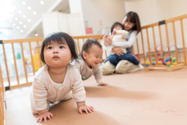 ハイハイする赤ちゃん