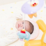 ベッドメリーを見る赤ちゃん