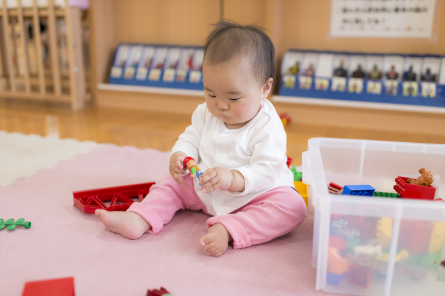 おもちゃで遊ぶ赤ちゃん