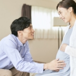 妊婦のお腹を触るパパ