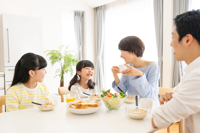 朝ごはんを食べる家族