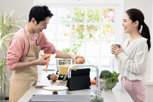 食事を作る夫