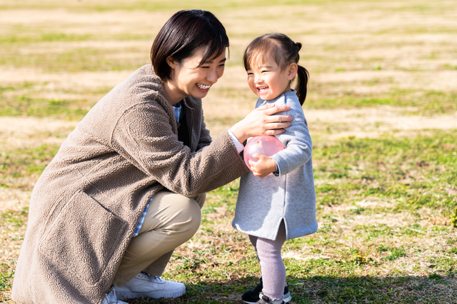 外で遊ぶ親子