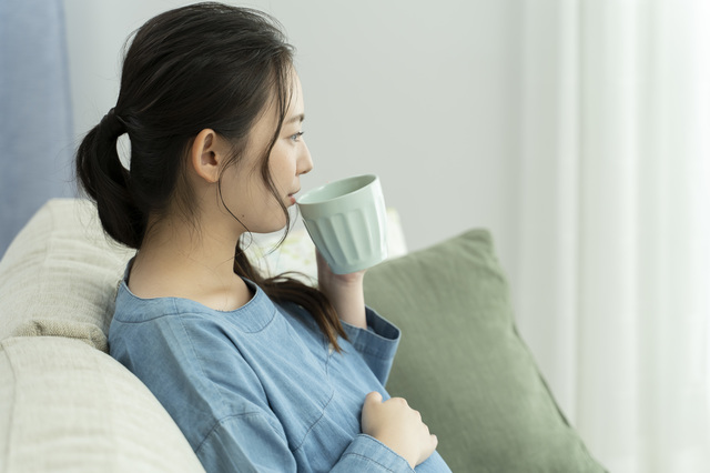 飲み物を飲む妊婦