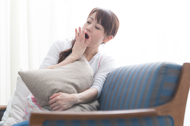 あくびをする女性