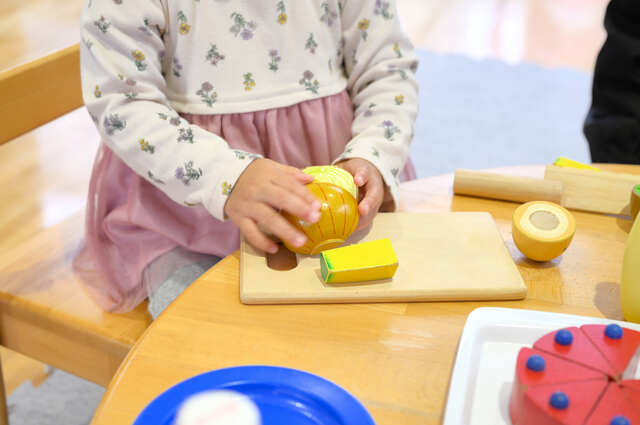 おままごとをしている子ども