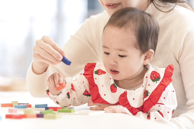 積み木で遊ぶ子ども