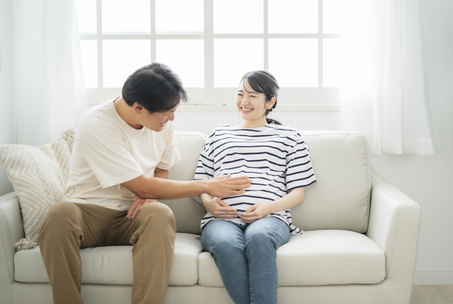 妊婦のお腹を触るパパ