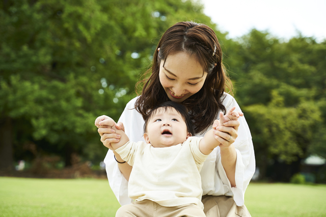 公園で遊ぶ母親と赤ちゃん