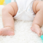 生後2ヶ月「うんちの回数が減った」大丈夫？母乳かミルクかで排便頻度は違うことが多い