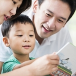 読書する家族