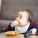 手づかみで食べる赤ちゃん