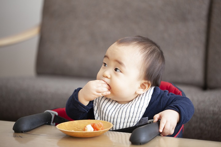 手づかみで食べる赤ちゃん