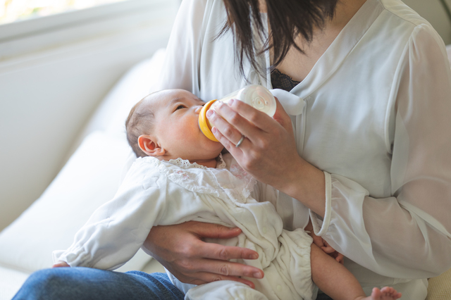 授乳する女性