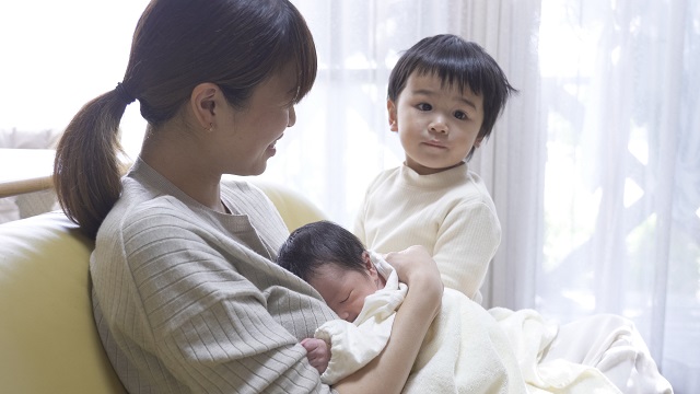 赤ちゃんを抱くママと息子