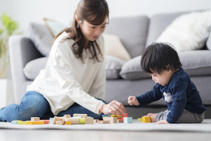 赤ちゃんの「積み木遊びはいつから？」初めてにおすすめの積み木はどれ？