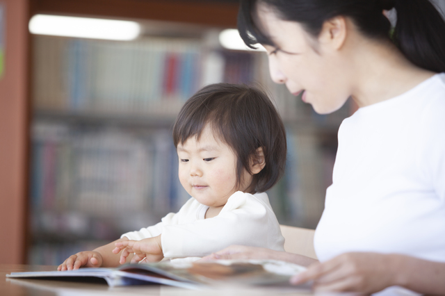 図書館で絵本を読む親子