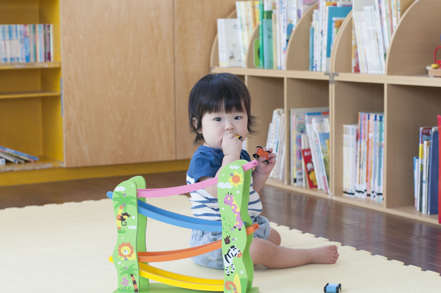 子育て支援センターで遊ぶ子ども