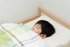 眠る男の子