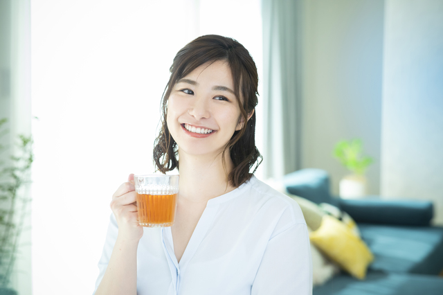 お茶を飲む女性