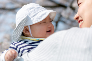 笑顔の赤ちゃんと母親