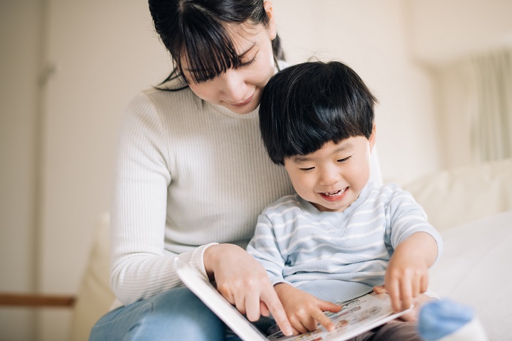 絵本を読む男の子とママ