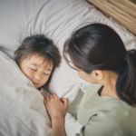 子どもを寝かしつける女性