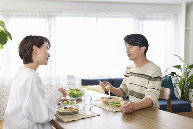 会話する夫婦