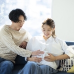 妊婦のお腹を触る夫