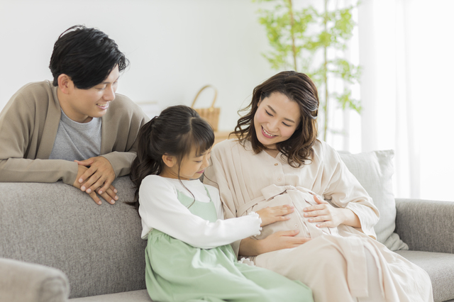 妊婦のママとパパと娘