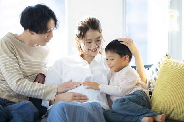 妊婦のママとパパと息子