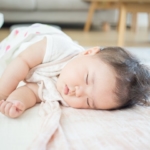 眠る赤ちゃん