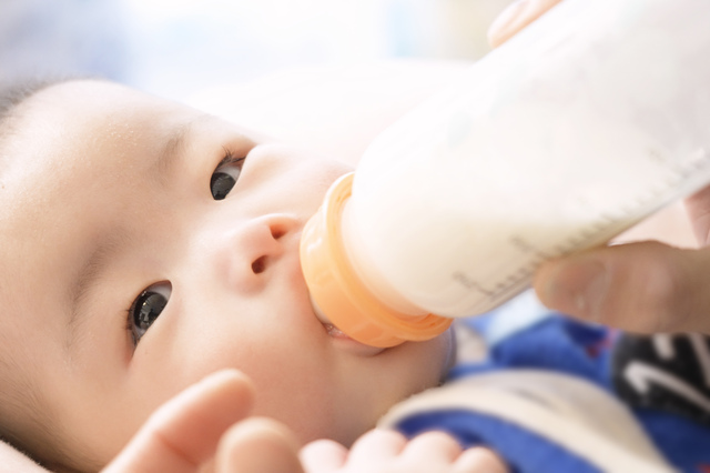 哺乳瓶でミルクを飲む赤ちゃん