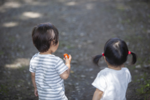 2人の子どもの後ろ姿