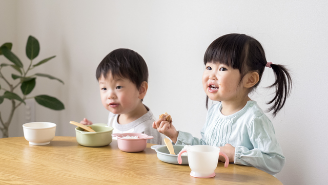 食事をする2人の子ども